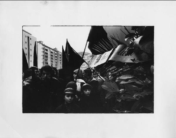 Pinelli caso. Milano - Funerali di Giuseppe Pinelli - Gruppo di persone, bambini - Bandiere - Corona di fiori degli anarchici
