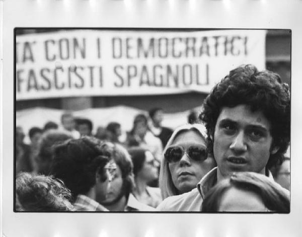Italia: dimostrazioni per Spagna e Cile. Milano - Manifestazione di solidarietà per i democratici spagnoli - Gruppo di manifestanti, ragazzi