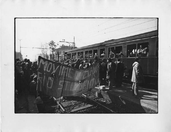 Manifestazioni studentesche. Milano: Bruzzano - Ferrovia - Manifestazione degli abitanti di Seveso con il Movimento studentesco per protestare contro l'inquinamento da diossina - Gruppo di manifestanti sui binari - Blocco del treno