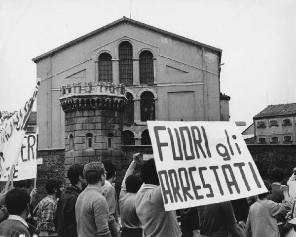 Manifestazioni studentesche. Milano - Porta Vercellina - Carcere San Vittore - Manifestazione - Corteo di manifestanti per la liberazione degli arrestati - Cartello e striscioni di protesta