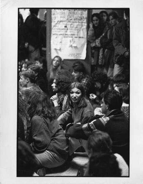 Manifestazioni studenti contro governo Berlusconi. Milano - Liceo Allende, occupazione - Gruppo di studenti seduti, ragazzi