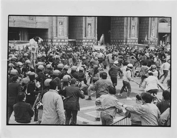 Milano 1° Maggio. Milano - Piazza del Duomo - Manifestazione 1° Maggio - Scontro con la polizia - Gruppo di manifestanti e poliziotti in tenuta anti sommossa