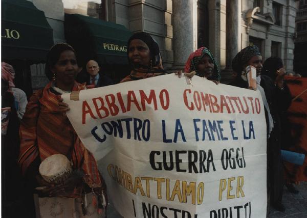 Manifestazione comunità somala. Milano - Manifestazione comunità somala - Corteo di manifestanti, donne - Striscione di protesta - Passaporto