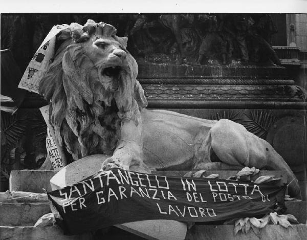Italia: manifestazione fabbriche occupate. Milano - Piazza del Duomo - Monumento a Vittorio Emanuele II - Leone con cartelli e striscioni di protesta degli operai - Presidio fabbriche occupate