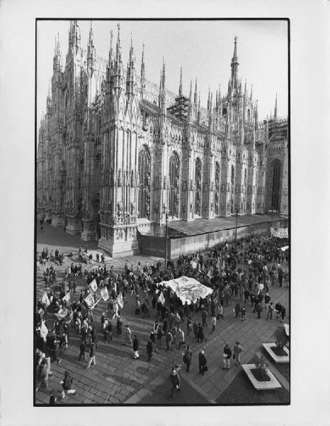 Manifestazione Alfa Romeo. Milano , piazza del Duomo - Duomo di Milano - Manifestazione operaia Alfa Romeo - Corteo di manifestanti, operai - Bandiere, striscioni