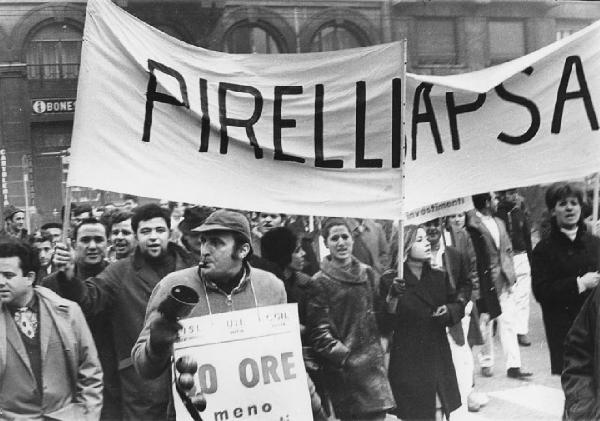 Italia: manifestazioni Pirelli. Milano (?) - Manifestazione operai Pirelli, sciopero - Corteo di operai - Striscione e cartello di protesta