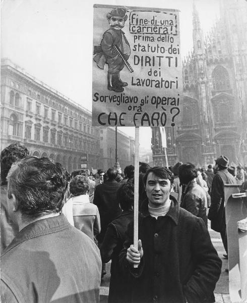 Italia: manifestazioni operaie. Milano - Piazza del Duomo - Manifestazione operaia, sciopero - Gruppo di manifestanti, operai - Ragazzo con cartello di protesta