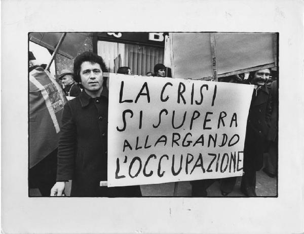 Italia: manifestazioni operaie. Milano - Manifestazione operaia, sciopero degli operai della Egam - Gruppo di manifestanti - Cartello di protesta