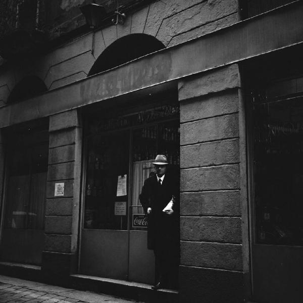 Milano - Via Santa Marta 11 - Esterno della "Trattoria Milanese" - Strada - Ritratto maschile: Uomo in piedi con cappello