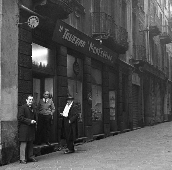 Milano - Via San Maurilio 8 - La Taverna Monferrina, esterno - Ritratto di gruppo: tre uomini davanti l'entrata