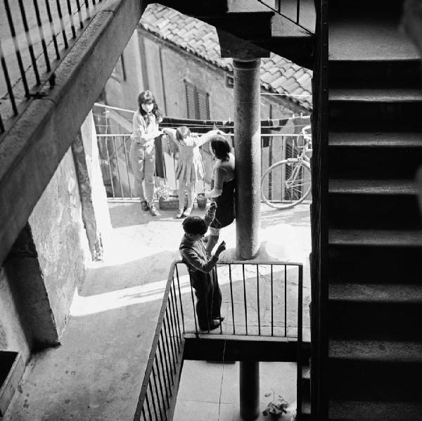 Milano - Via Vigevano 13 - Casa di ringhiera, scale interne - Veduta dall'alto - Ritratto infantile: bambini sul ballatoio
