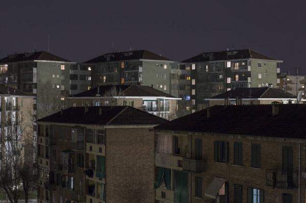 Co:Abitare: Coabitazioni solidali. Torino, quartiere Mirafiori: via Poma/via Scarsellini - Veduta dall'alto di palazzi - Tetti