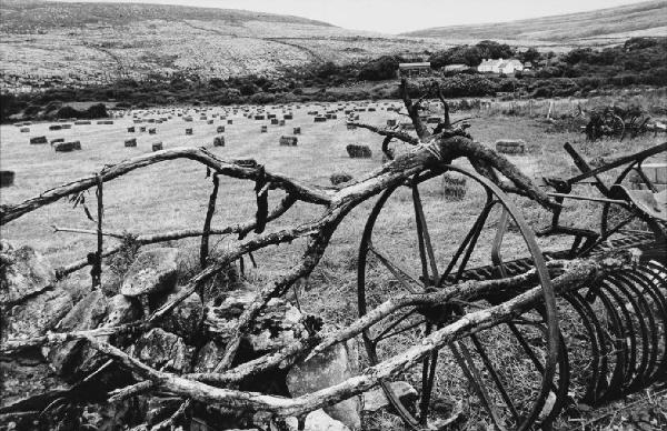 Irlanda - Connacht (regione del Burren) - campo con balle di fieno e aratro