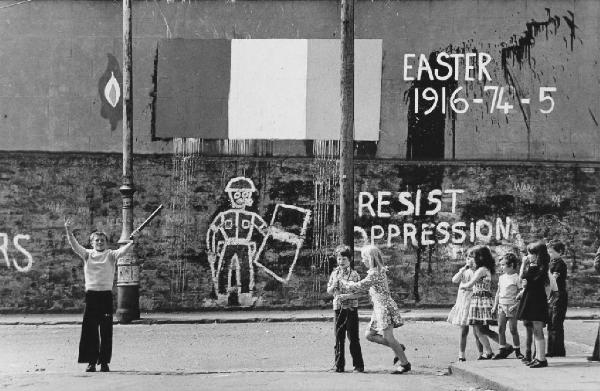 Irlanda del Nord - Londonderry - bambini cattolici di Bogside giocano mimando una parata militare - sui muri scritte inneggianti alla resistenza