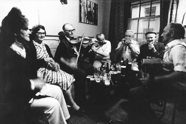 Irlanda - Arthurtown - avventori all'interno di un pub - orchestrina
