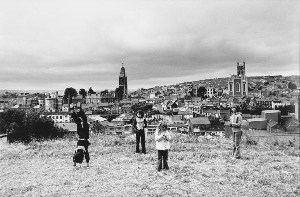 Irlanda - Cork - veduta urbana - bambini giocano in un prato