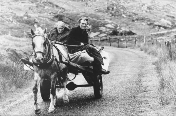 Irlanda - regione del Connacht - famiglia di contadini su un carro trainato da un cavallo