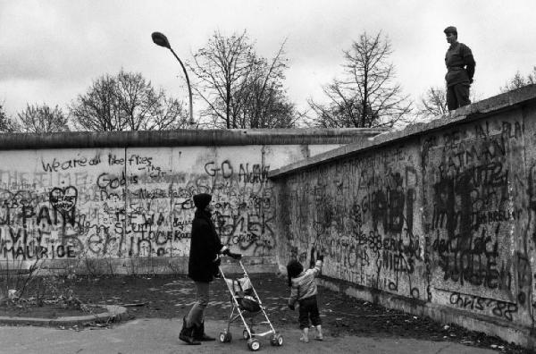 Berlino Ovest - mamma e bambino conversano con un militare di Berlino Est di guardia al muro