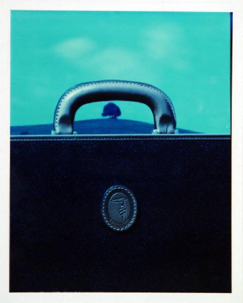 Campagna pubblicitaria per Trussardi Accessori - Pelletteria - Borsa ventiquattrore in pelle - Sfondo azzurro