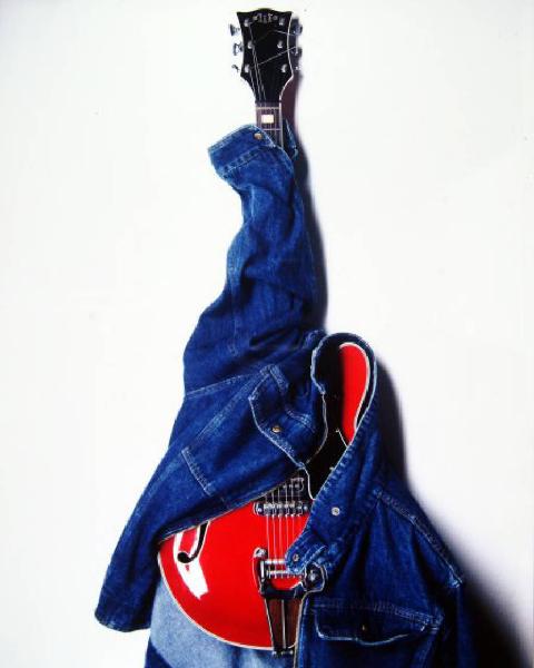 Still-life - Giacca di jeans su chitarra rossa