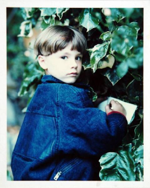 Campagna pubblicitaria per Trussardi Junior - Esterno: edera - Bambino di profilo con giacca di jeans - Quaderno e penna