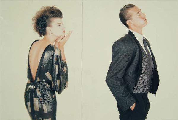 Ritratto di coppia - Modella in abito da sera: schiena nuda - Modello in giacca e gilet fantasia - Giorgio Armani - Mondo Uomo