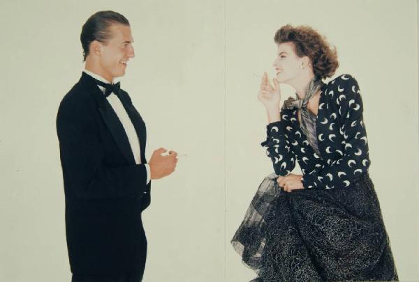 Ritratto di coppia - Modello in smoking - Modella in abito da sera - Sigaretta - Gianni Versace - Mondo Uomo