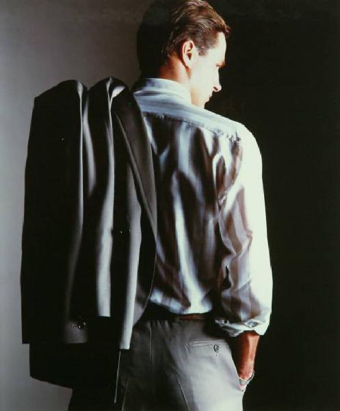 Campagna pubblicitaria per Trussardi Uomo - Modello di schiena con giacca appoggiata alla spalla - Lieve profilo