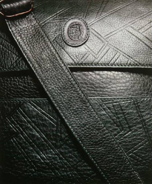 Campagna pubblicitaria per Trussardi Accessori - Pelletteria - Dettaglio: borsa in pelle nera - Logo Trussardi