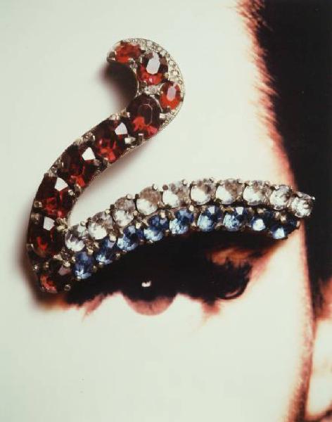 I gioielli della fantasia. Volto femminile - Spilla patriottica a V - Eisenberg&Sons, USA, 1941 - Pietre semipreziose - Sopracciglio