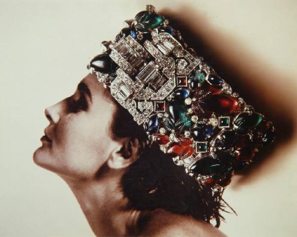 I gioielli della fantasia. Volto femminile - Bracciale con brillanti e pietre semipreziose di Trifari, USA, 1932 - Come corona