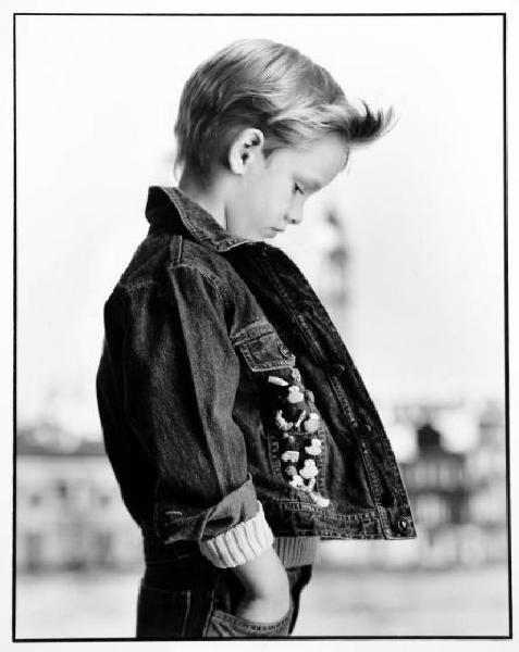 Campagna pubblicitaria per Trussardi Junior - Bambino di profilo con giacchetta di jeans: pins applicate