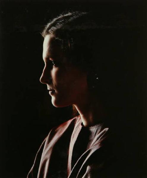 Campagna pubblicitaria per Trussardi Donna - Buio - Modella di profilo: giacca di pelle color tabacco