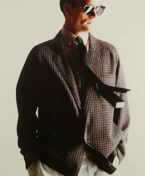 Campagna pubblicitaria per Trussardi Uomo - Modello con giacca scozzese, cravatta scura e occhiali da sole