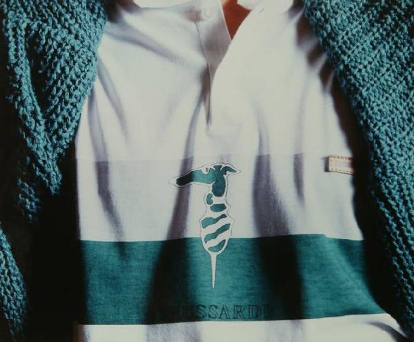 Campagna pubblicitaria per Trussardi Uomo - Dettaglio: modello con polo bianca e verde con il logo Trussardi e golf sulle spalle