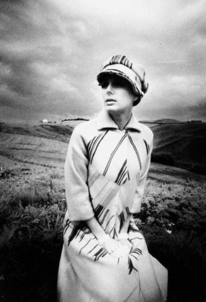 Campagna fotografica per "Linea Italiana" - modella indossa un cappotto fantasia con cappello coordinato