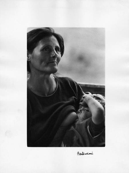 Carbonai della Calabria. Sila: Silvana Mansio - Ritratto femminile - Giovannina Leonetti con il figlio Robertino - Allattamento