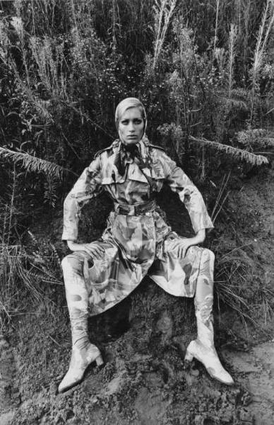 La modella Isa Stoppi indossa un impermeabile in fantasia con foulard e stivali coordinati