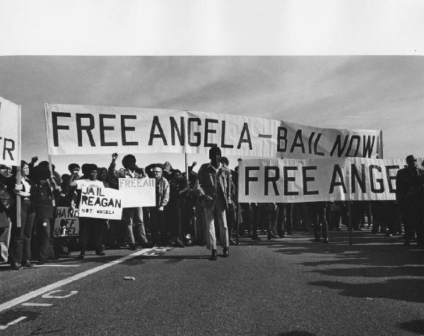 San José - manifestanti afroamericani protestano contro la detenzione di Angela Yvonne Davis recando cartelli con la scritta "free Angela - bail now"