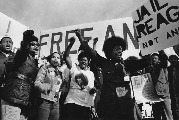 San JosÃ© - manifestanti afroamericani protestano contro la detenzione di Angela Yvonne Davis recando cartelli con la scritta "free Angela"