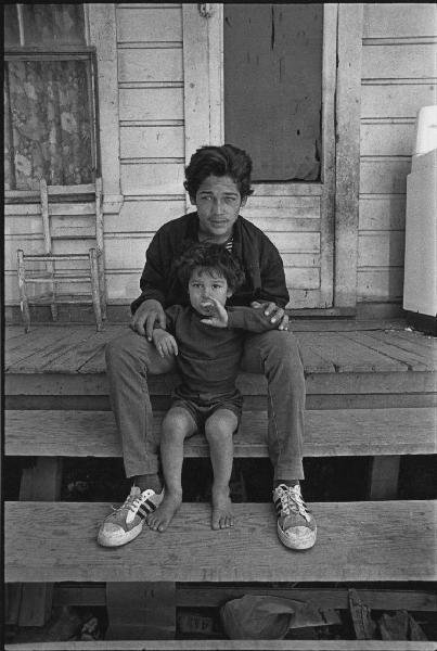 Alviso - due bambini messicani sulla soglia della loro baracca