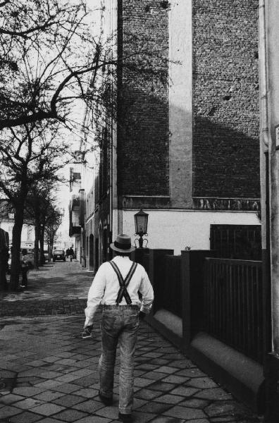 Lo scultore Joseph Beuys cammina per strada