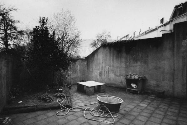 Il cortile della casa di Joseph Beuys. Una tinozza, la pompa dell'acqua e una gabbia con coniglio