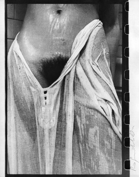 Nudo femminile visto in trasparenza attraverso una veste bagnata