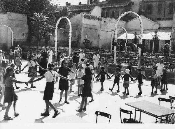 Colonia estiva presso il dancing "La Sirenella". Bambine giocano al girotondo