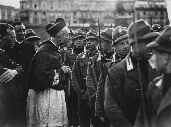 Milano. Il cardinale Ildefonso Schuster parla agli Avanguardisti