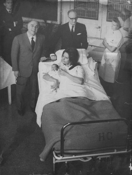 Ginevra - L'attrice Sofia Loren, il produttore Carlo Ponti e il loro figlio neonato Carlo subito dopo il parto