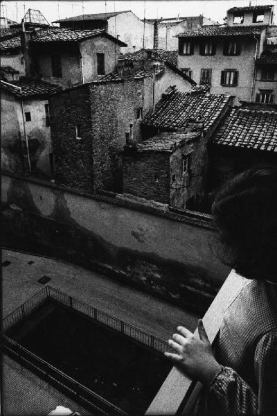 Firenze - Ritratto infantile: bambina affacciata al balcone - Tetti - Case - Corte interna