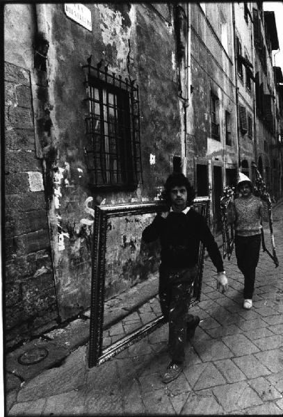 Firenze- Strada - Ritratto maschile: due uomini trasportano cornici