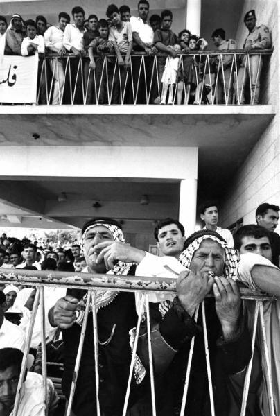 Aeroporto di Amman - folla in attesa di re Hussein di Giordania